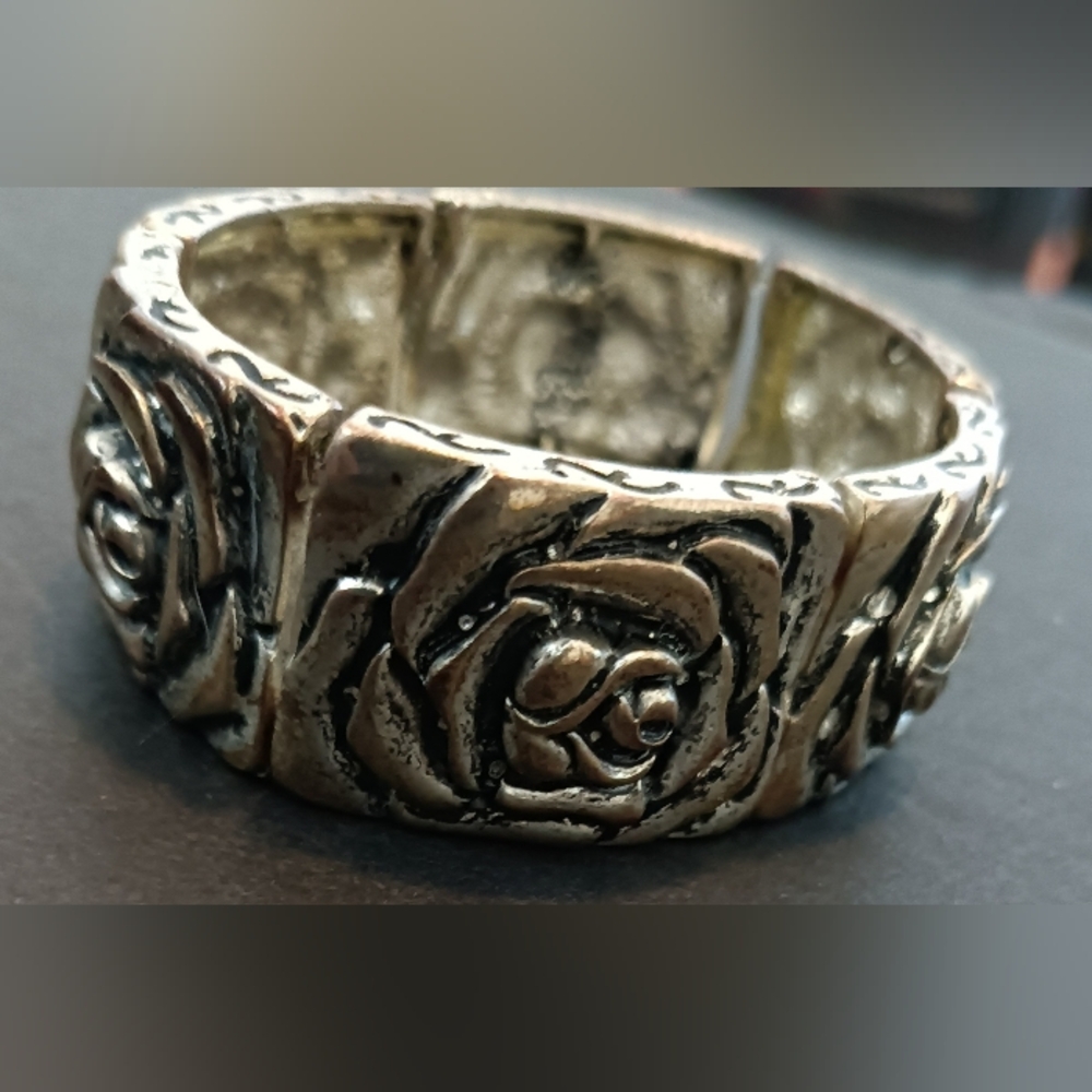 Vintage-Inspired Floral Band Bracelet in Silver
